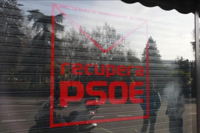 Logotipo de la plataforma crítica 'Recupera PSOE' en la fachada de su sede en la calle de Ferraz de Madrid.-EFE / ZIPI