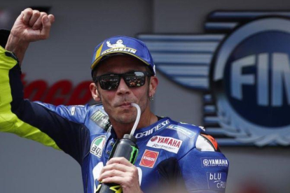 Valentino Rossi (Yamaha) celebra, en el podio de Barcelona, su cuarto tercer puesto de esta temporada.-AP / ERIC ALONSO