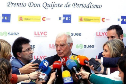 El ministro Borrel atiende a los periodistas.-EFE / JUAN CARLOS HIDALGO