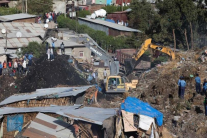 Los equipos de emergencia buscan personas atrapadas entre los escombros del vertedero de Adis Abeba.-AFP / ZACHARIAS ABUBEKER