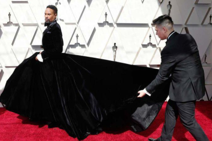 Los hombres sorprenden con sus estilismos en la gala de los Oscar. En la foto, Billy Porter a su llegada a la gala.-ETIENNE LAURENT