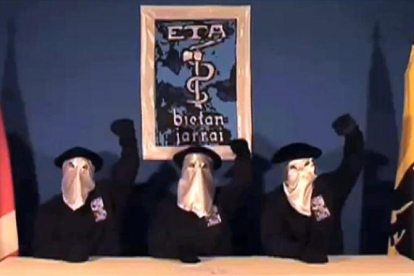 Tres miembros de ETA leen un comunicado, en septiembre del 2010.-AFP