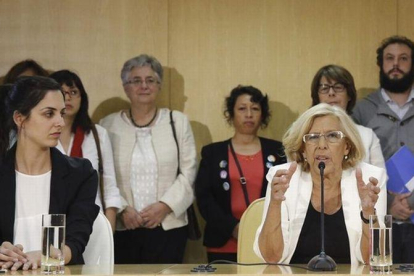 La concejala Rita Maestre y la alcaldesa de Madrid, Manuela Carmena.-EFE / ALBERTO MARTÍN