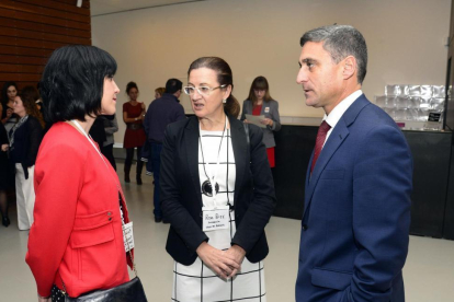 El director general de Caja Burgos, Rafael Barbero; la directora de Obra Social de la Fundación Caja de Burgos, Rosa Pérez, y la coordinadora técnica del programa Lanzaderas en Fundación Santa María la Real, Rocío Pérez, inauguran el Meeting Profesional d-Ical