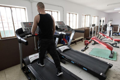 Uno de los presos se ejercita en el gimnasio de la cárcel de Soria.-LUIS ÁNGEL TEJEDOR