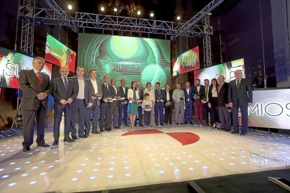 Autoridades y galardonados con los Premios Surcos ayer, durante la gala de entrega celebrada en Medina de Riosec-ICAL