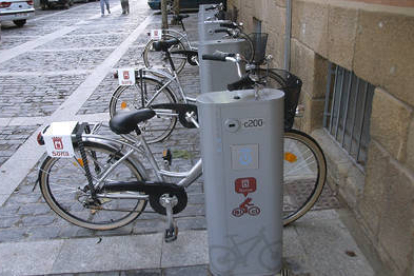 Las bicicletas del servicio de alquiler municipal. / VALENTÍN GUISANDE-
