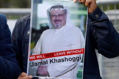 Un manifestante muestra la foto de Jamal Khashoggi en una protesta frente al consulado de Arabia Saudí en Estambul.-REUTERS / OSMAN ORSAL