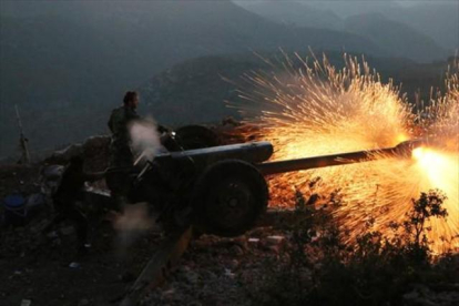 Un soldado sirio dispara con un cañón en la provincia de Latakia, el 10 de octubre.-AP / ALEXANDER KOTS