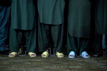 Sospechosos de participar en el linchamiento, ante el juicio.-Foto: AFP / WAKIL KOHSAR