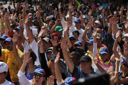 Simpatizantes de Guaidó, en Caracas.-EFE / MIGUEL GUTIÉRREZ
