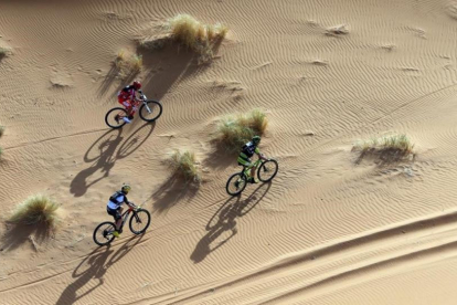 Imagen de un momento de la prueba ciclista de la Titan Desert.-