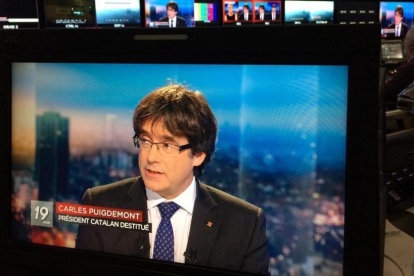 Carles Puigdemont, en los estudios de la televisión pública belga.-REUTERS