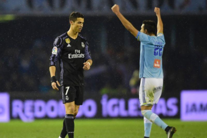 Un cabizbajo Cristiano Ronaldo se retira del campo tras caer eliminado el Real Madrid ante el Celta de Vigo en los cuartos de final de la Copa del Rey.-MIGUEL RIOPA / AFP