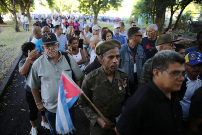 Decenas de cubanos hacen cola para despedir a Fidel Castro.-CARLOS BARRIA / REUTERS