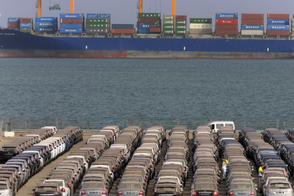 Automóviles en el Puerto de Valencia con destino a la exportación.-MIGUEL LORENZO