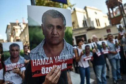 Protesta en Estambul contra la detención de Yalçin, el 13 de agosto.-AFP / OZAN KOSE