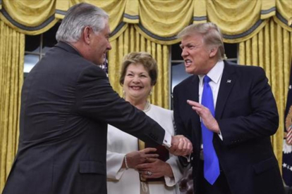 Trump y Rex Tillerson, nuevo secretario de Estado, junto a su esposa.-