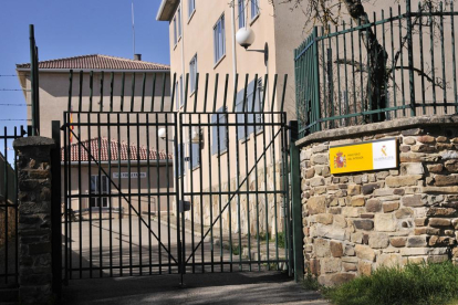 Exterior del cuartel de la Guardia Civil en Almarza.-VALENTÍN GUISANDE