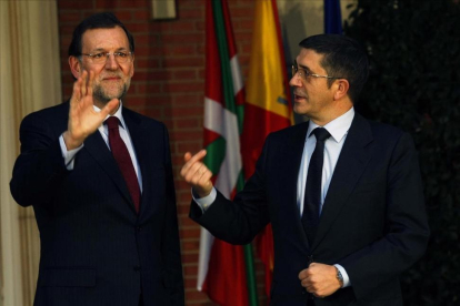El presidente del Gobierno en funciones, Mariano Rajoy, junto al presidente del Congreso, Patxi López, en una foto de archivo-DAVID CASTRO