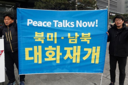 Manifestantes surcoreanos sostienen una pancarta que exige negociaciones de paz con Corea del Norte durante una protesta en Seúl.-EFE / JEON HEON-KYUN