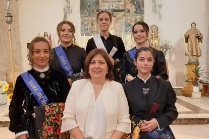 La alcaldesa, María Luisa Aguilera, posa con la reina y damas de fiestas de San Esteban. ANA HERNANDO