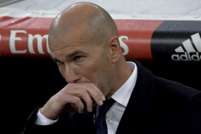 Zinedine Zidane, durante el encuentro de Copa ante el Sevilla el pasado miércoles en el Bernabéu.-EFE / JUANJO MARTÍN