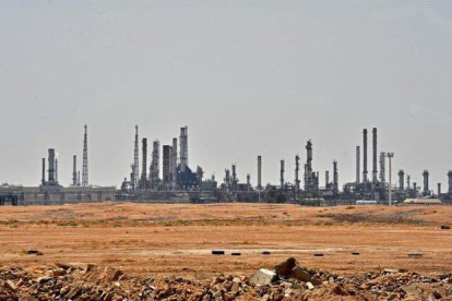 Imagen de una refinería petrolera en Arabia Saudí.-AFP