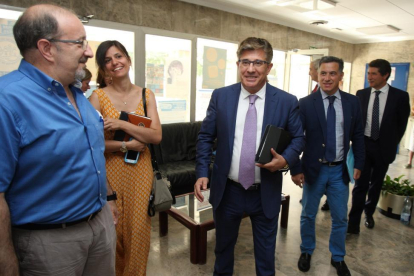 El gerente regional de Salud, Rafael López (C), saluda a varios de los asistentes al consejo de gestión de Atención Primaria de Área de Salud de El Bierzo, donde se ha presentado la nueva gerencia integrada de Atención Primaria y Atención Especializada.-ICAL