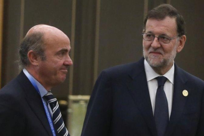 El presidente del Gobierno espanol en funciones, Mariano Rajoy, junto al ministro de Economia en funciones, Luis de Guindos, en la cumbre del G20 de China.-Juan Carlos Hidalgo