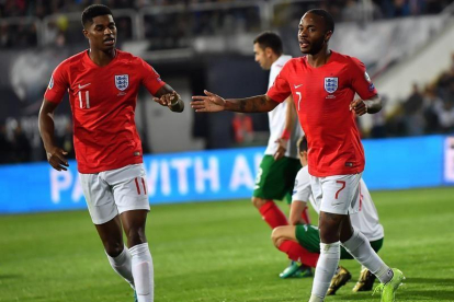 Raheem Sterling (derecha) del Inglaterra celebra un gol con su compañero Marcus Rashford (izquierda).-EFE