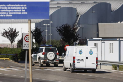 El furgón de la Hermandad de la Sangre de Cristo entra en las instalaciones, escoltado por la Guardia Civil.-ÁNGEL DE CASTRO