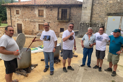 Equipo de cocineros caldereta Molinos de Duero en Soria.- R. F.