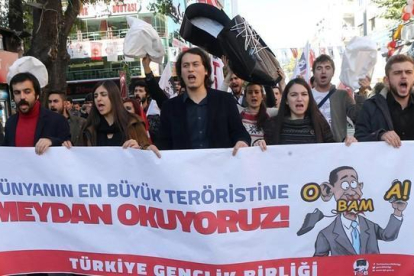 Miembros del Sindicato de Jóvenes de Turquía protestan en una marcha contra la visita de Obama en la próxima cumbre del G-20, en Ankara, este jueves.-AFP / ADEM ALTAN