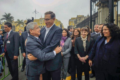 El primer ministro (izquierda) César Villanueva y el presidente de Perú, Martín Vizcarra, en un abrazo previo a la presentación del primer ministro ante el pleno del Congreso para pedir la confianza del Legislativo.-AP