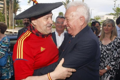 'Manolo el del bombo' se abraza al ministro Margallo, el pasado lunes en Alicante.-EFE / MORELL