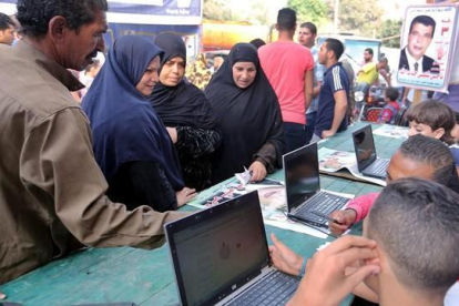 Registro para votar en Giza (Egipto) en elecciones legislativas.-