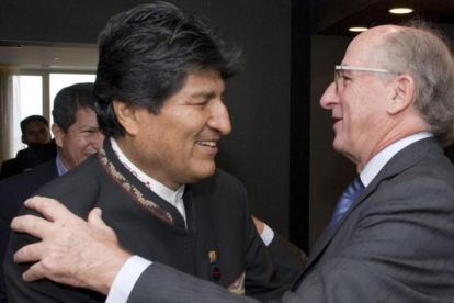 El presidente de Bolivia, Evo Morales, y el de Repsol, Antoni Brufau.-HORSTWAGNER EU