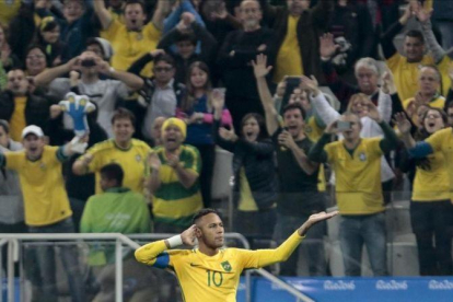 Neymar celebra su gol a Colombia en los cuartos de final de los JJOO de Río.-MIGUEL SCHINCARIOL