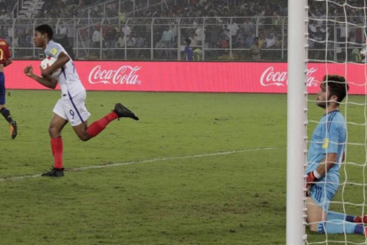 Brewster se apresura con el balón tras iniciar la remontada inglesa.-BIKAS DAS