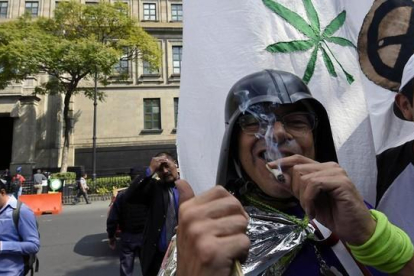 Un hombre fumando marihuana en una manifestación ante el Tribunal Supremo de México.-AFP / ALFREDO ESTRELLA