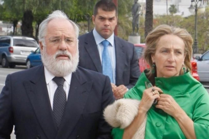 El comisario europeo, Arias Cañete, acompañado de su esposa, Micaela Domecq.-