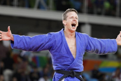 Dirk van Tichelt celebra el triunfo que le valió la medalla de bronce, el pasado lunes.-AP / MARKUS SCHREIBER