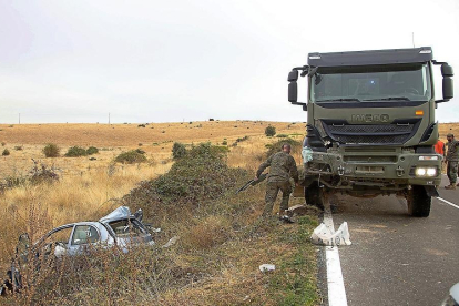 A la izquierda, el turismo que chocó contra un camión del Ejército en una carretera de Salamanca.-- ICAL