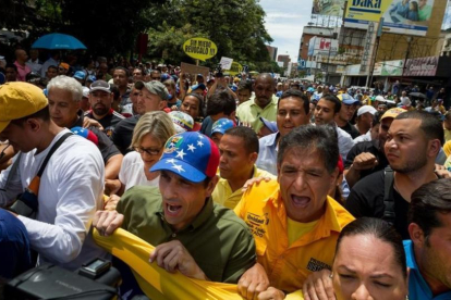 Opositores venezolanos, con Henrique Capriles a la cabeza, participan en la marcha contra Maduro, en Caracas, este martes.-EFE / MIGUEL GUTIÉRREZ