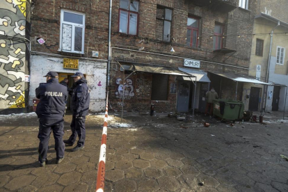 U8 VARSOVIA (POLONIA), 16/02/2017.- Agentes de policía polacos permanecen a la entrada del club "Chmury" en Varsovia.-MARCIN OBARA