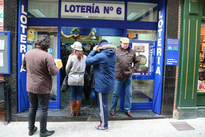 Los despachos de lotería tuvieron público hasta última hora.-Álvaro Martínez
