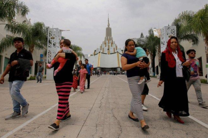 El templo y los feligreses de la Iglesia de La Luz Del Mundo en México.-AFP