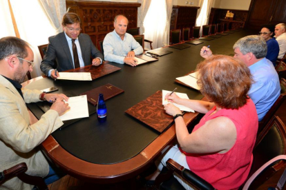 Un momento de la firma del convenio con los grupos de acción local en la Diputación-A. Martínez