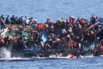 Unos niños sirios esperan junto a otros refugiados para cruzar la frontera entre Macedonia y Serbia, cerca de Miratovac, el 26 de enero del 2016.-AFP